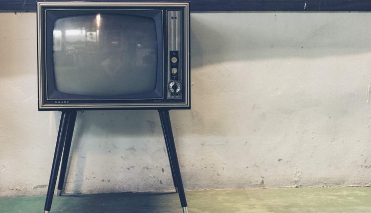 smartphone tablet spengono televisore